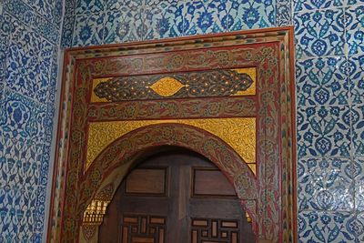 Sultans Pavilion at Yeni Camii door decoration in 2024 5208.jpg
