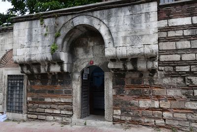 Istanbul Kaptani Derya İbrahim Pasha Cami entrance to shop in complex in 2024 5539.jpg
