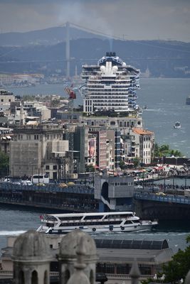 Süleyman Mosque garden View of cruise ship in 2024 5554.jpg