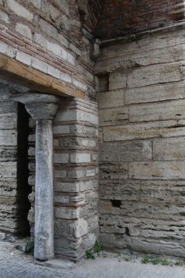 Inside walls at Mevlana Kapı 5474.jpg