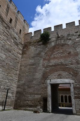 Inside walls at Mevlana Kapı 5467.jpg