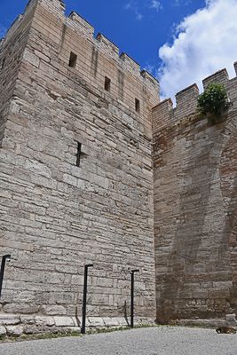 Inside walls at Mevlana Kapı 5465.jpg