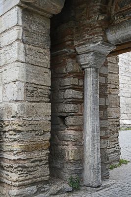 Inside walls at Mevlana Kapı 5452.jpg