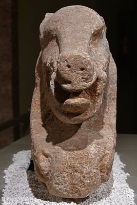 Urfa museum Göbeklitepe Painted boar statue Neolithic Age from Building D in 2024 7327.jpg