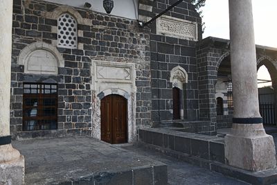 Diyarbakır Fatih Pasha Mosque Exterior Grave to right of front in 2024 6979.jpg