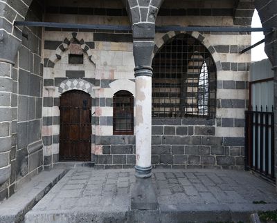 Diyarbakır Fatih Pasha Mosque Exterior Grave to right of front in 2024 6980 Panorama.jpg