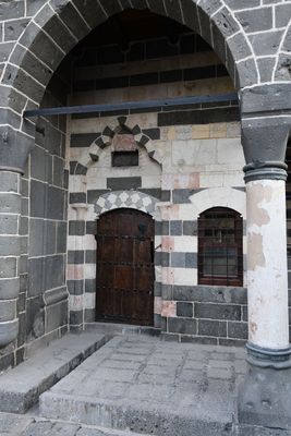 Diyarbakır Fatih Pasha Mosque Exterior Grave to right of front in 2024 6980.jpg