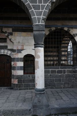 Diyarbakır Fatih Pasha Mosque Exterior Grave to right of front in 2024 6981.jpg