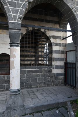 Diyarbakır Fatih Pasha Mosque Exterior Grave to right of front in 2024 6982.jpg