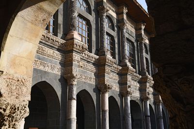Diyarbakır Ulu Camii Facade east of courtyard in 2024 7164.jpg