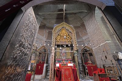 Diyarbakır Syriac Orthodox Church of Virgin Mary Interior Altar area in 2024 0299.jpg