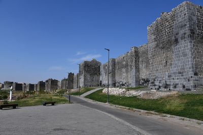 Diyarbakır Evli Beden Burcu to left in 2024 7231.jpg