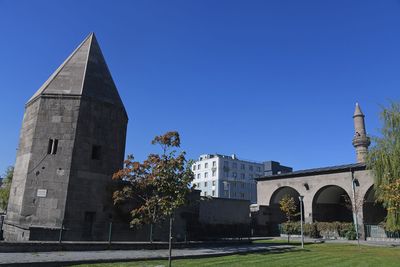 Kayseri Han Camii and trbe in 2024 8523.jpg