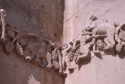 Akdamar Grape harvest time relief 031.jpg