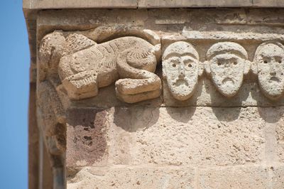Akdamar Heads at roof relief 4304.jpg