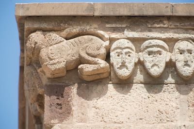 Akdamar Heads at roof relief 4305.jpg