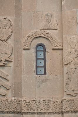 Akdamar Right of Prince Hamazasp Artsruni relief 4349.jpg