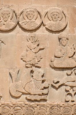 Akdamar ruler relief 4295.jpg