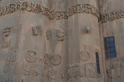 Akdamar Three saints on horseback relief 4416.jpg
