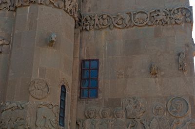 Akdamar Three saints on horseback relief 4418.jpg
