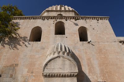 Mardin front of Sultan Isa Medresesi in 2025 8909.jpg