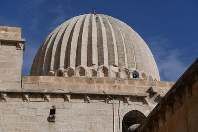 Mardin Sultan Isa Medresesi Courtyard view to Dome to east in 2025 8914.jpg