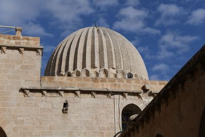 Mardin Sultan Isa Medresesi Courtyard view to Dome to east in 2025 8938.jpg