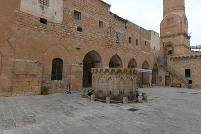 Mardin Ulu Camii Courtyard view to east with north hall and minaret in 2025 0996.jpg