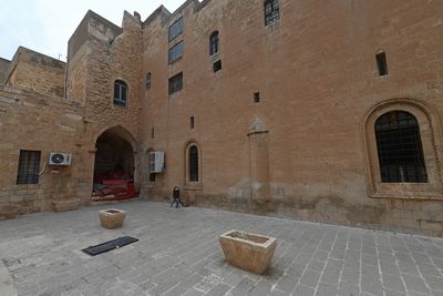 Mardin Ulu Camii Courtyard view to west side with north side in 2025 0987.jpg