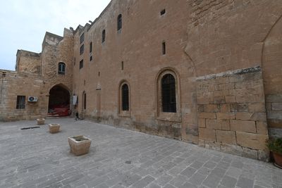Mardin Ulu Camii Courtyard view to west side with north side in 2025 0989.jpg