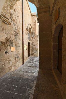 Mardin Ulu Camii Exterior at east entrance in 2025 1019.jpg