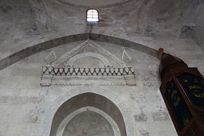 Mardin Ulu Camii Interior central part at mihrab in 2025 9009.jpg