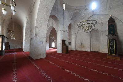 Mardin Ulu Camii Interior central part at mihrab minbar and krs in 2025 1004.jpg