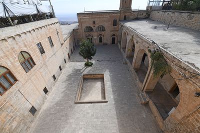 Mardin Şehidiye Mosque Courtyard from above in 2025 0878.jpg