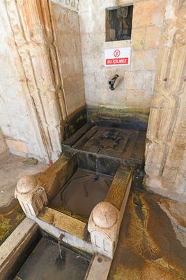 Mardin Şehidiye Mosque Courtyard Water stream in 2025 0856.jpg