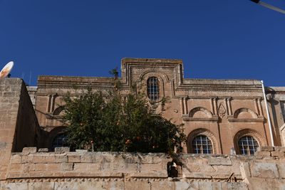 Mardin Building at Hkmet Caddesi view uphill in 2025 8851.jpg