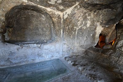 Şanlıurfa Kızılkoyun Chamber with mosaic in 2025 1202.jpg