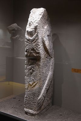 Urfa museum Karahantepe Pillar with a double fox depiction Neolithic Age in 2025 9268.jpg