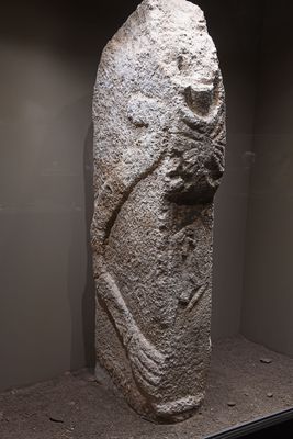 Urfa museum Karahantepe Pillar with a double fox depiction Neolithic Age in 2025 9271.jpg