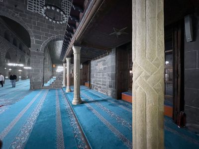 Diyarbakır Ulu Camii Interior view to müezzin mahfili 1631.jpg
