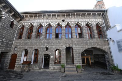 Diyarbakır Ahmet Arif Edebiyat Museum Library side in 2025 0763.jpg