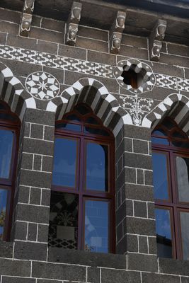 Diyarbakır Ahmet Arif Edebiyat Museum Library side in 2025 8790.jpg