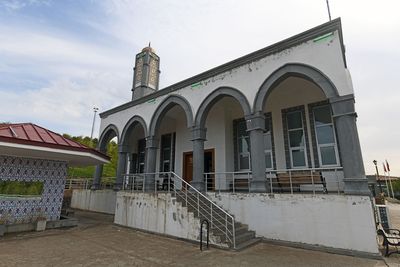 Diyarbakır Ten-Arched Bridge Mosque at northeast side of Tigris in 2025 1114.jpg