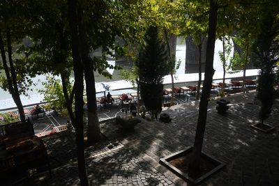 Diyarbakır Ten-Arched Bridge Tea-gardens along nortwest side of Tigris in 2025 9128.jpg