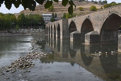 Diyarbakır Ten-Arched Bridge View from southeast side of Tigris in 2025 9143.jpg