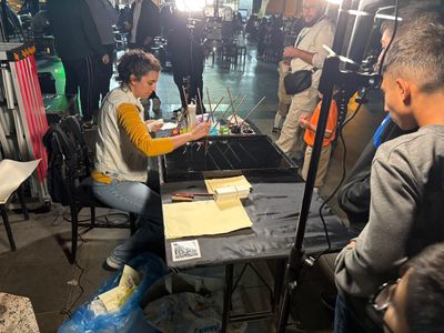 Diyarbakır Ebru maker at work 1554.jpg