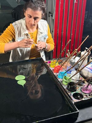 Diyarbakır Ebru maker at work 1556.jpg