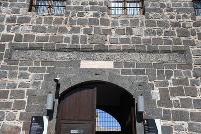 Diyarbakır İkale Texts at gate former prison in 2025 8696.jpg