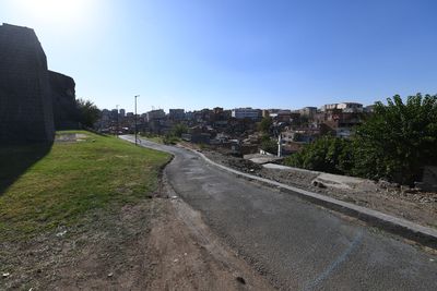 Diyarbakır Outside walls West side A from Urfa Kapısı to corner to south in 2025 0710.jpg