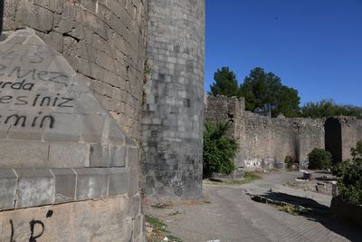 Diyarbakır Outside walls West side A from Urfa Kapısı to corner to south in 2025 8742.jpg